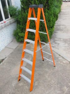 FIBREGLASS STEP LADDER GRADE 1 8-FT