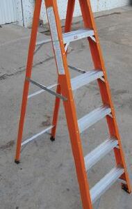 FIBREGLASS STEP LADDER GRADE 1 6-FT